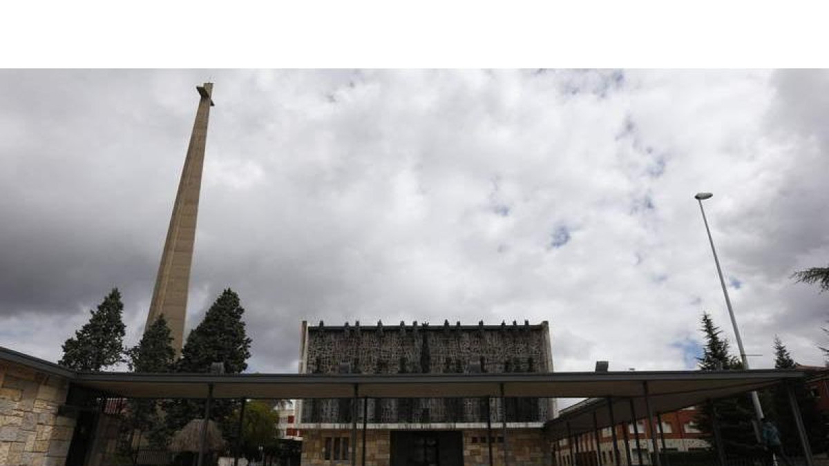 Frontal de la basílica de La Virgen del Camino, con las esculturas de Subirachs. MARCIANO
