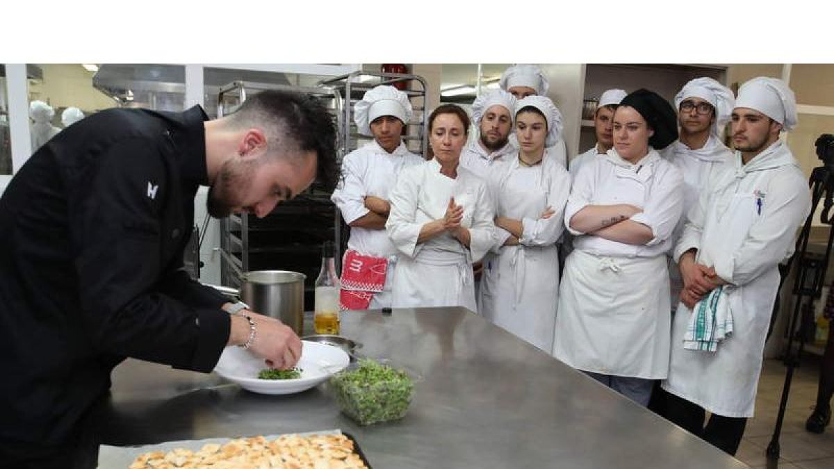 Los alumnos del ciclo de Cocina contemplan a David García Guerra, del Becook, mientras prepara uno de los platos. RAMIRO