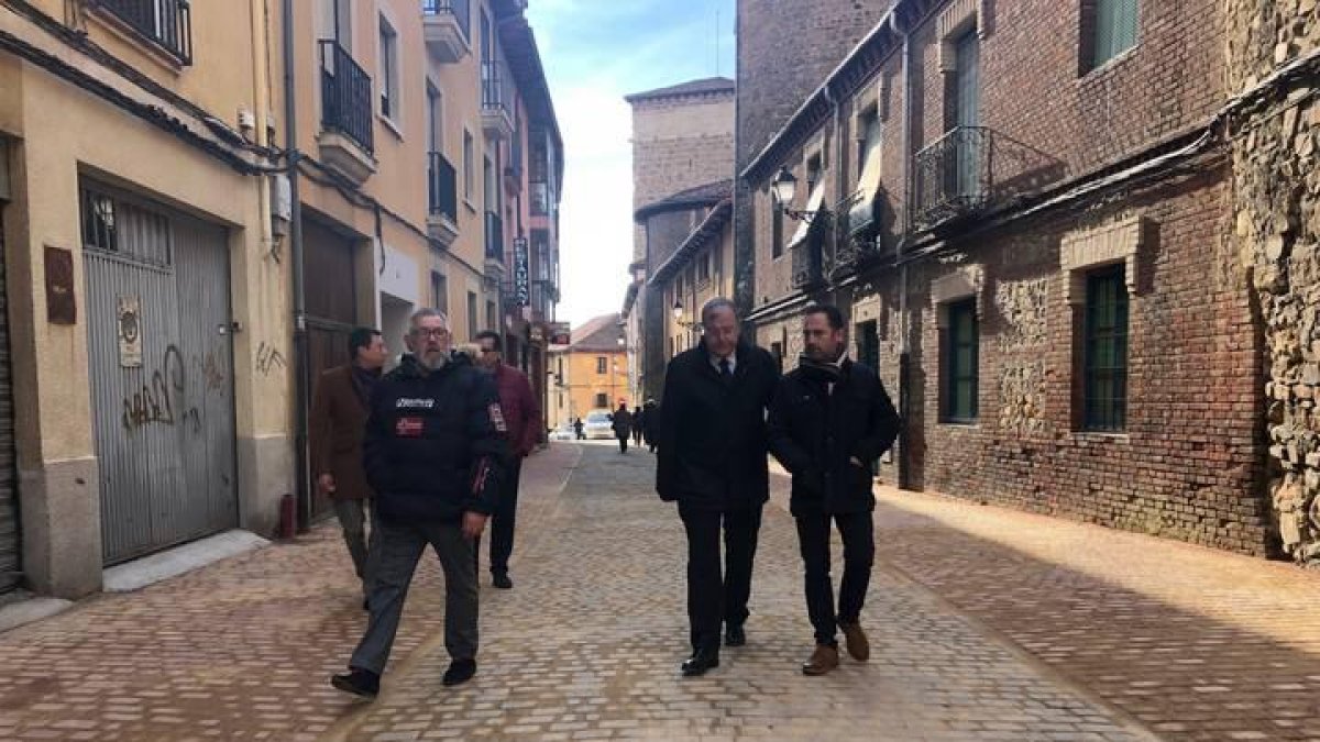 Silván, durante la visita a las calles que han sido reurbanizadas