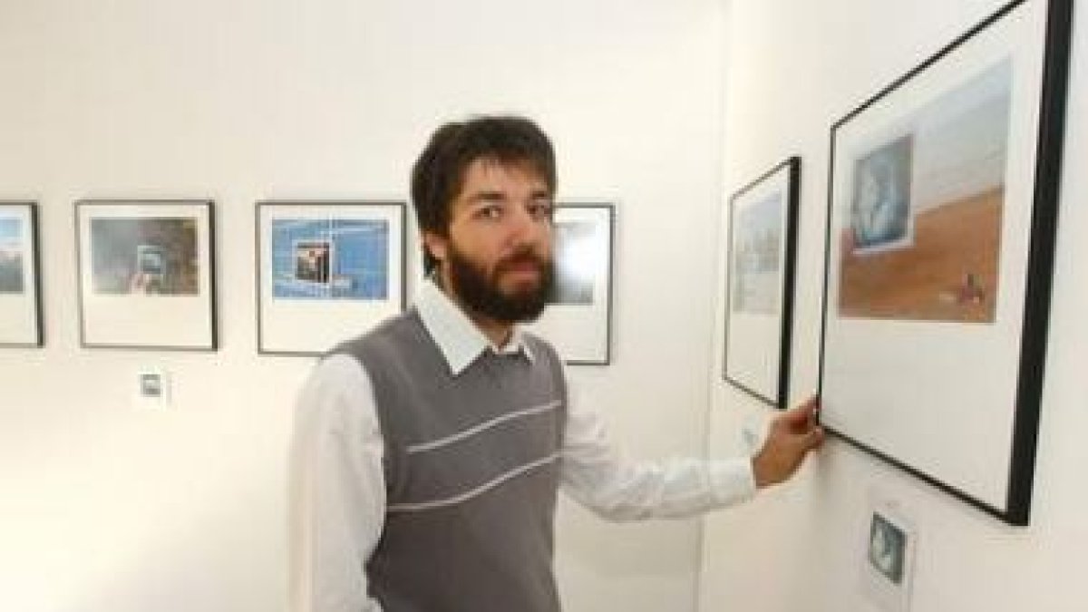 El artista José Luis González presentó ayer su colección en la galería Dos Mil Vacas.
