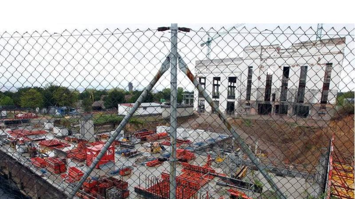 Las obras del Museo Nacional de la Energía llevan casi un año paralizadas.