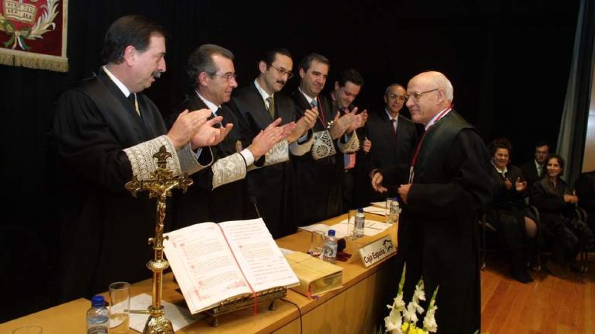 Juan Fernández Buelta recibió el reconocimiento de la abogacía en un acto celebrado en el Teatro Bergidum en enero de 2002.