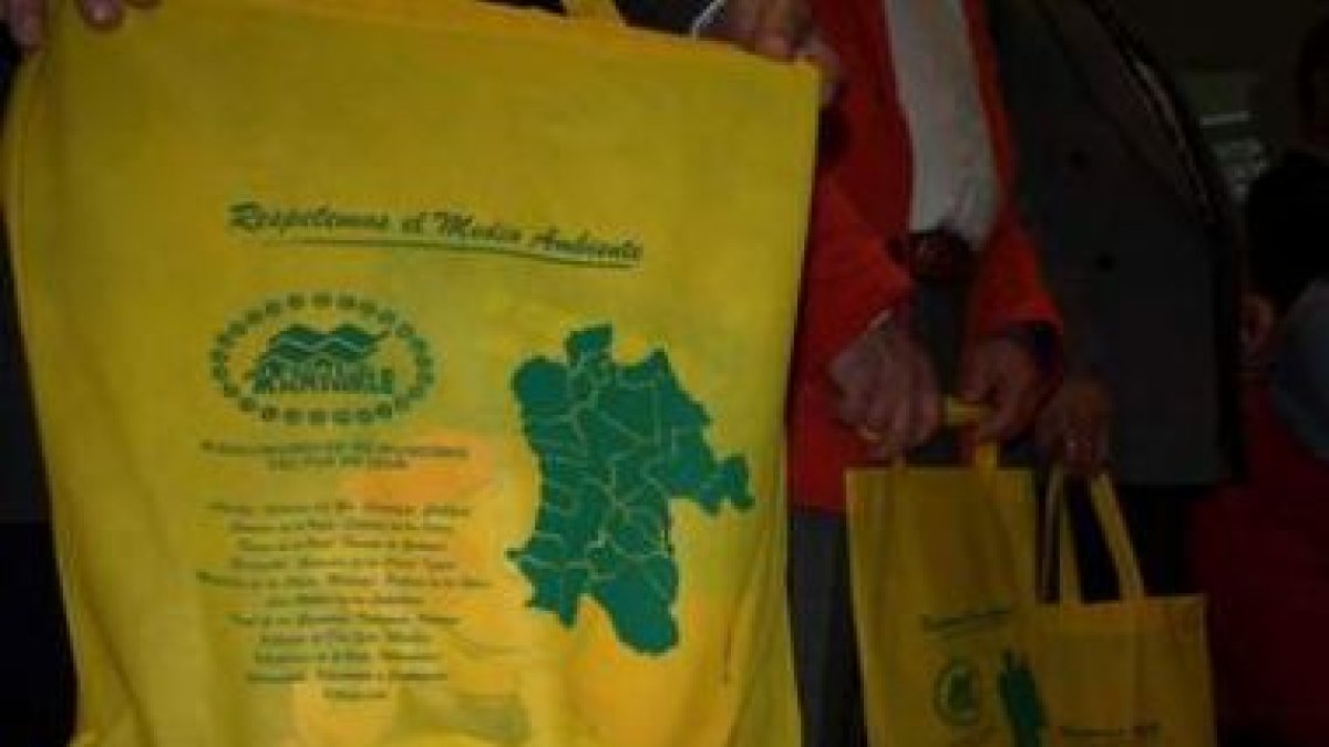 Detalle de unas bolsas entregadas a los niños.