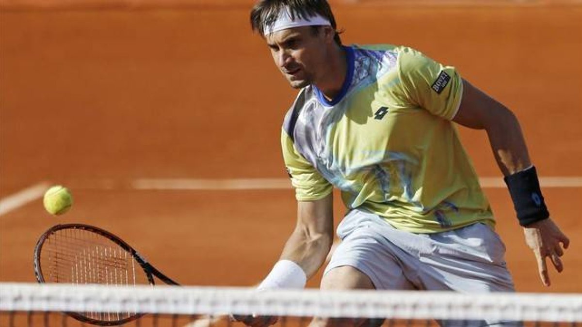 David Ferrer volea en al partido ante Andy Murray.