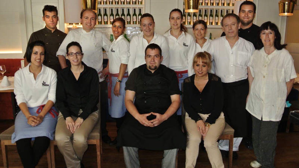 La numerosa plantilla del restauranteLa Mary, enla plaza de Don Gutierre.