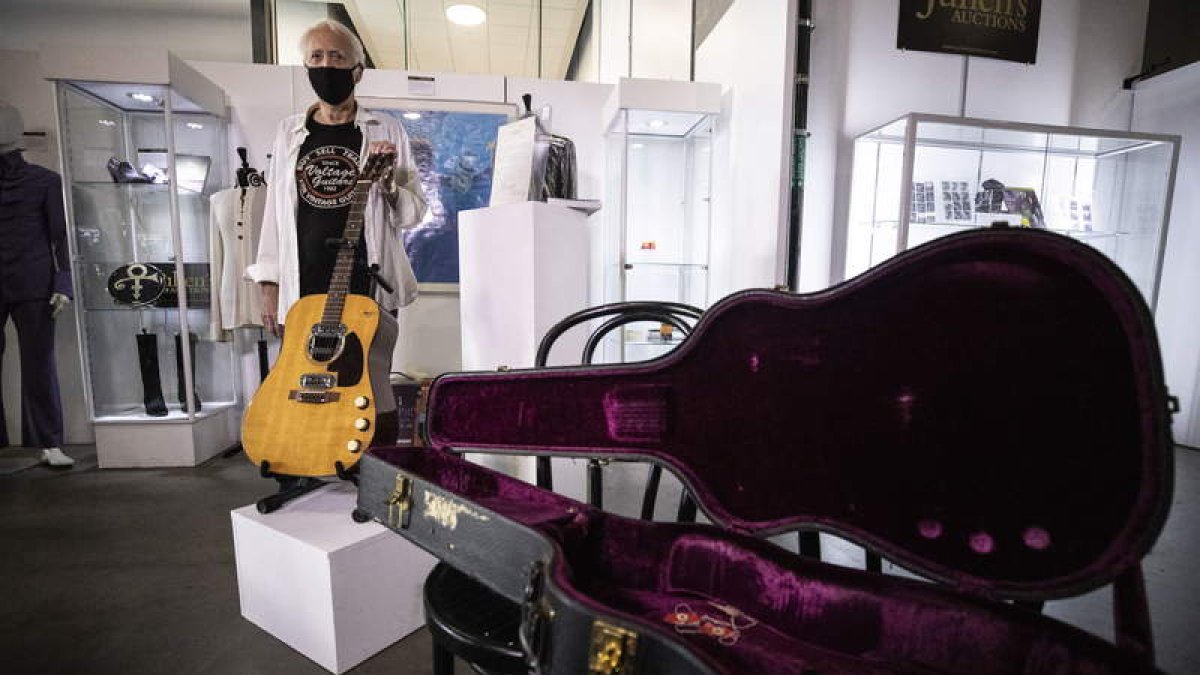 Lloyd Chiate posa con la guitarra de Kurt Cobain subastada por 5,4 millones de euros. ETIENNE LAURENT