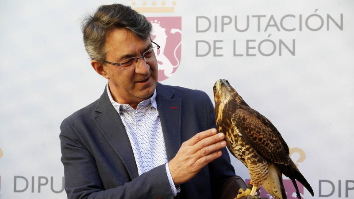 Juan Martínez Majo con un halcón en el Palacio de los Guzmanes.
