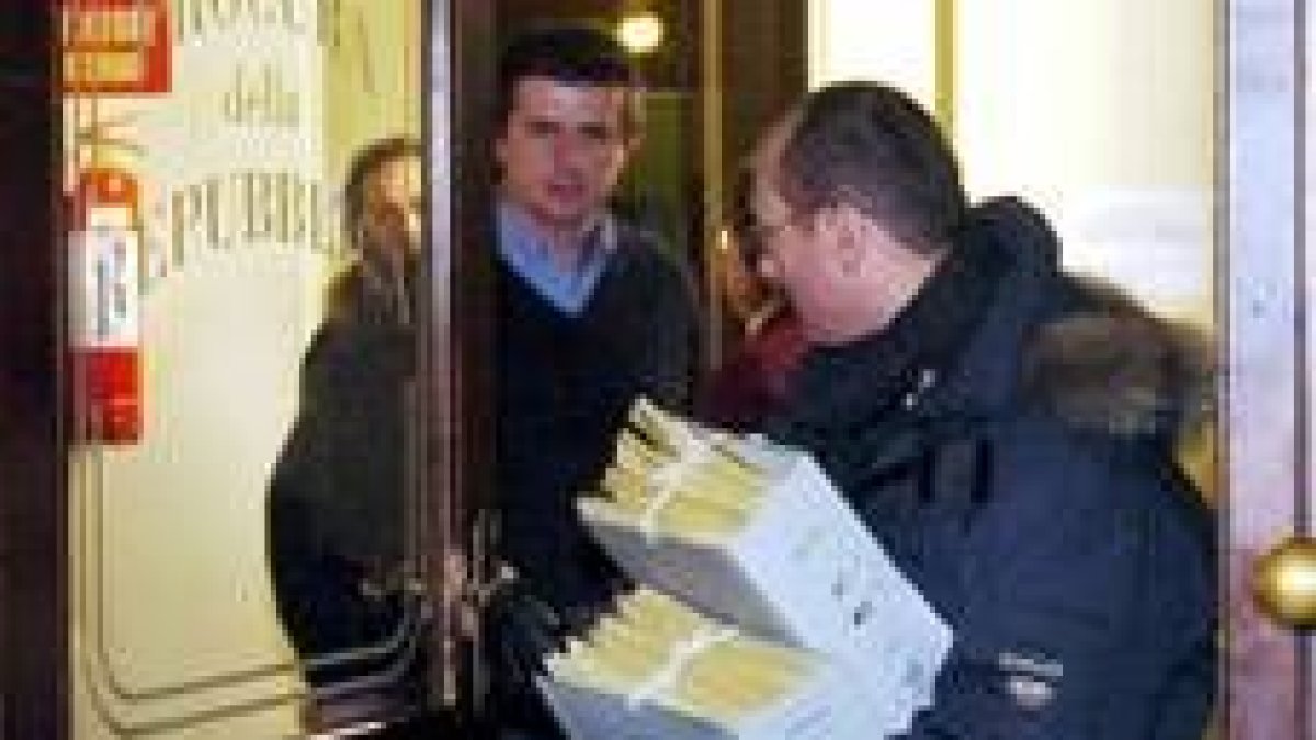 Efectivos de la Policía llevan documentación sobre la empresa Parmalat al Tribunal de Parma