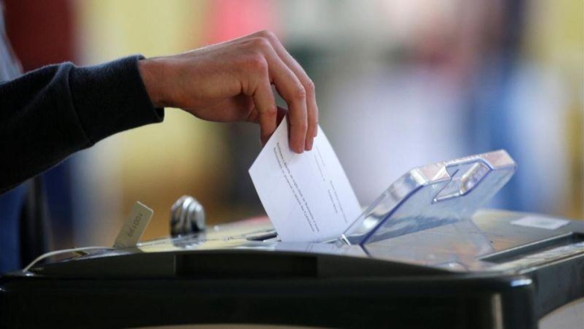 Un votante introduce la papeleta en el referéndum en Irlanda sobre la reforma del aborto.
