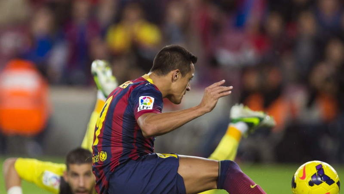 Alexis, en el momento de golpear el balón en la acción que supuso el 1-0 para el Barça.