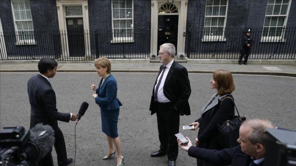 La primera ministra de Escocia, Nicola Sturgeon, habla con la prensa tras reunirse con la primera ministra británica, Theresa May.