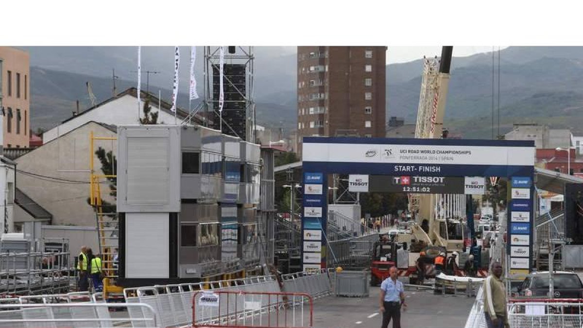 Las obras en la zona de meta sirvieron ayer para dejar casi finiquitada una de las zonas más importantes del Mundial. En la foto tras colocarse el arco de llegada.