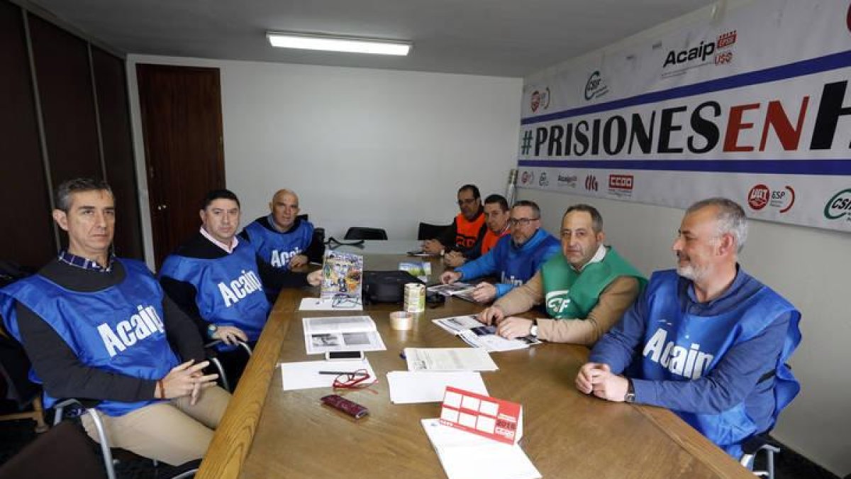El grupo de funcionarios de prisiones que se han encerrado