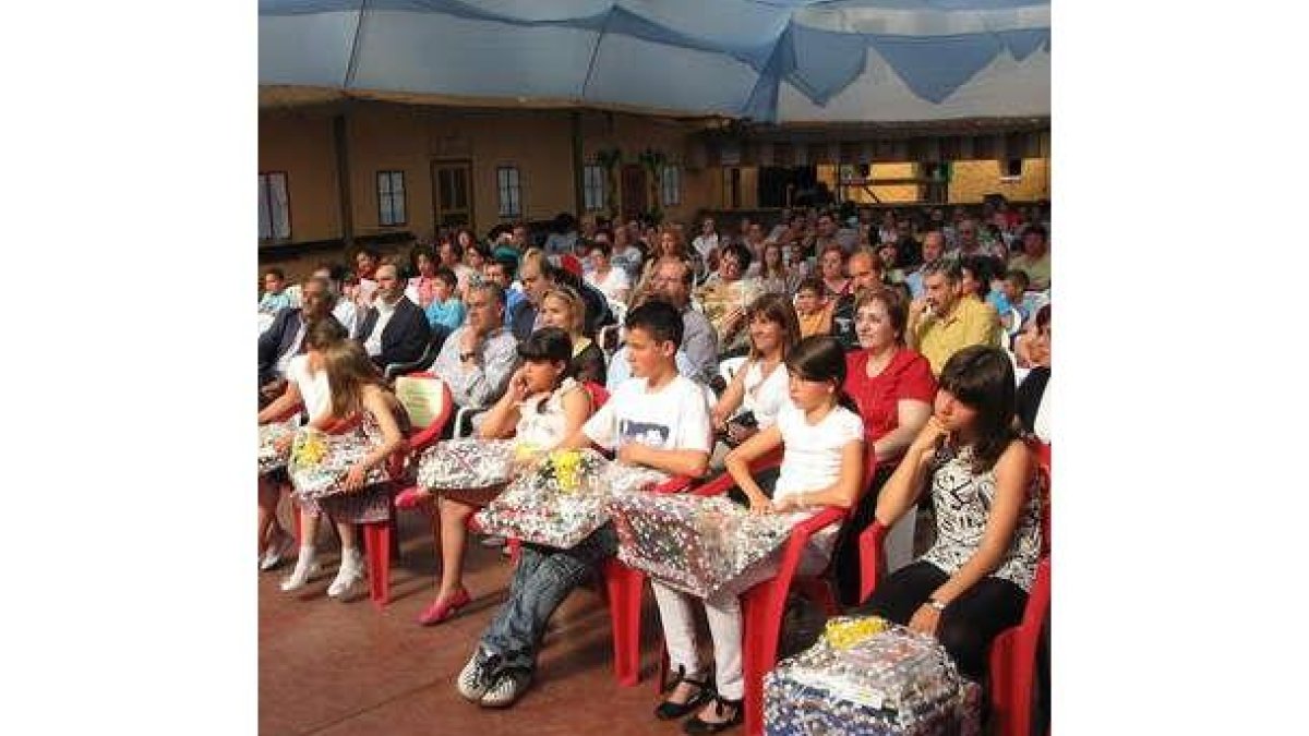 Un momento de la entrega de premios a los participantes.