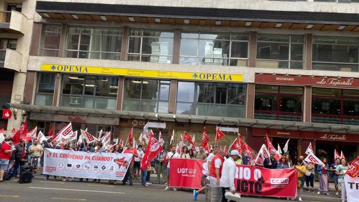 La concentración en León se produjo ante la sede de la Fele. DL