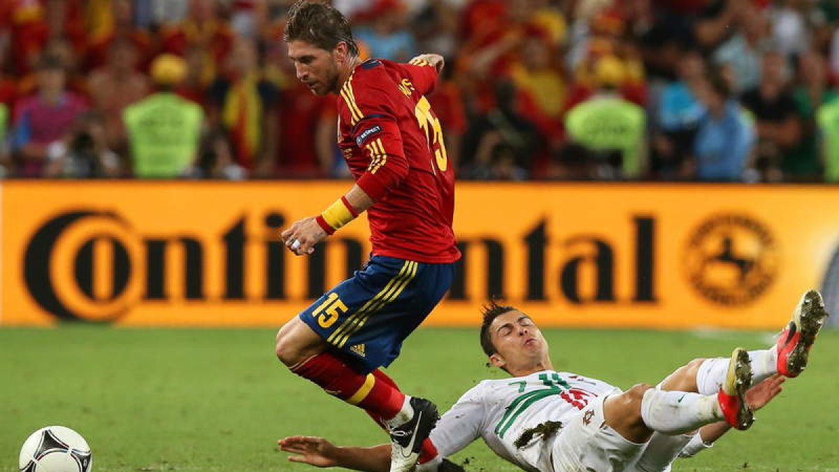 El mejor jugador ayer de España y del partido, Sergio Ramos, desbarata una acción de ataque de Cristiano Ronaldo que lo intentó repetidamente.