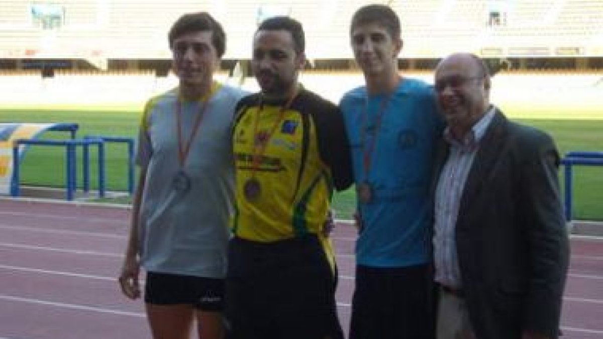 El atleta leonés, segundo por la izquierda, con su medalla de campeón europeo.