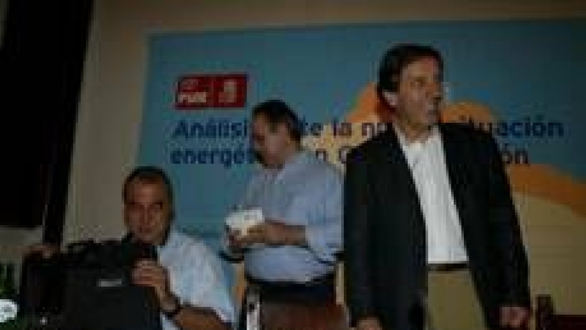 Ángel Villalba, de pie, junto al senador socialista, José Giménez