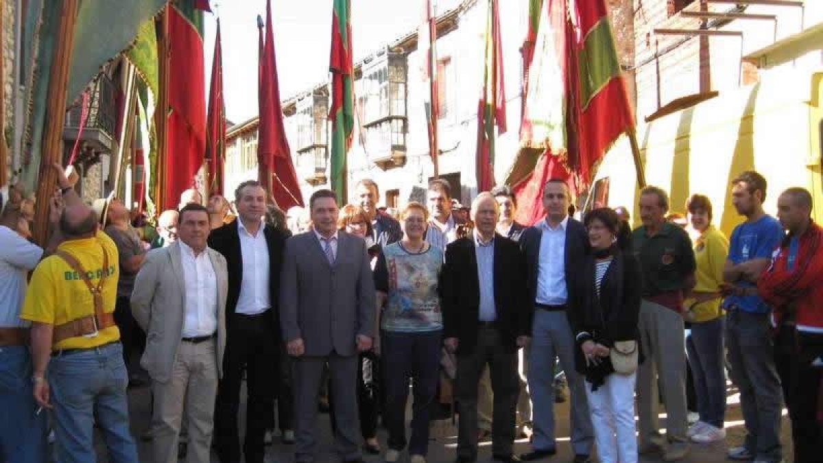 Las autoridades locales y provinciales delante de los pendones concentrados en la muestra.