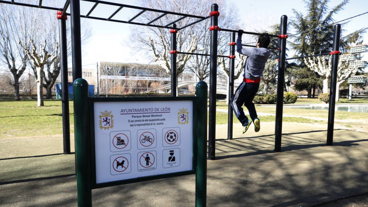 Instalaciones para practicar calistenia en el barrio de Eras de León. RAMIRO