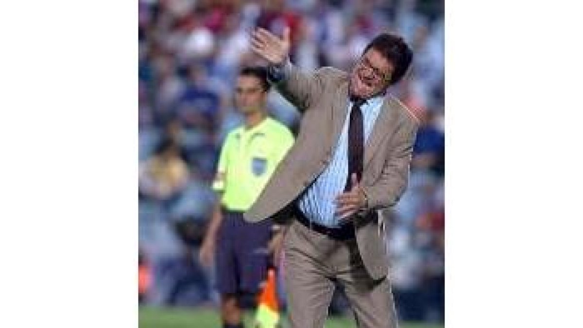 Capello da instrucciones a sus jugadores durante el partido de ayer