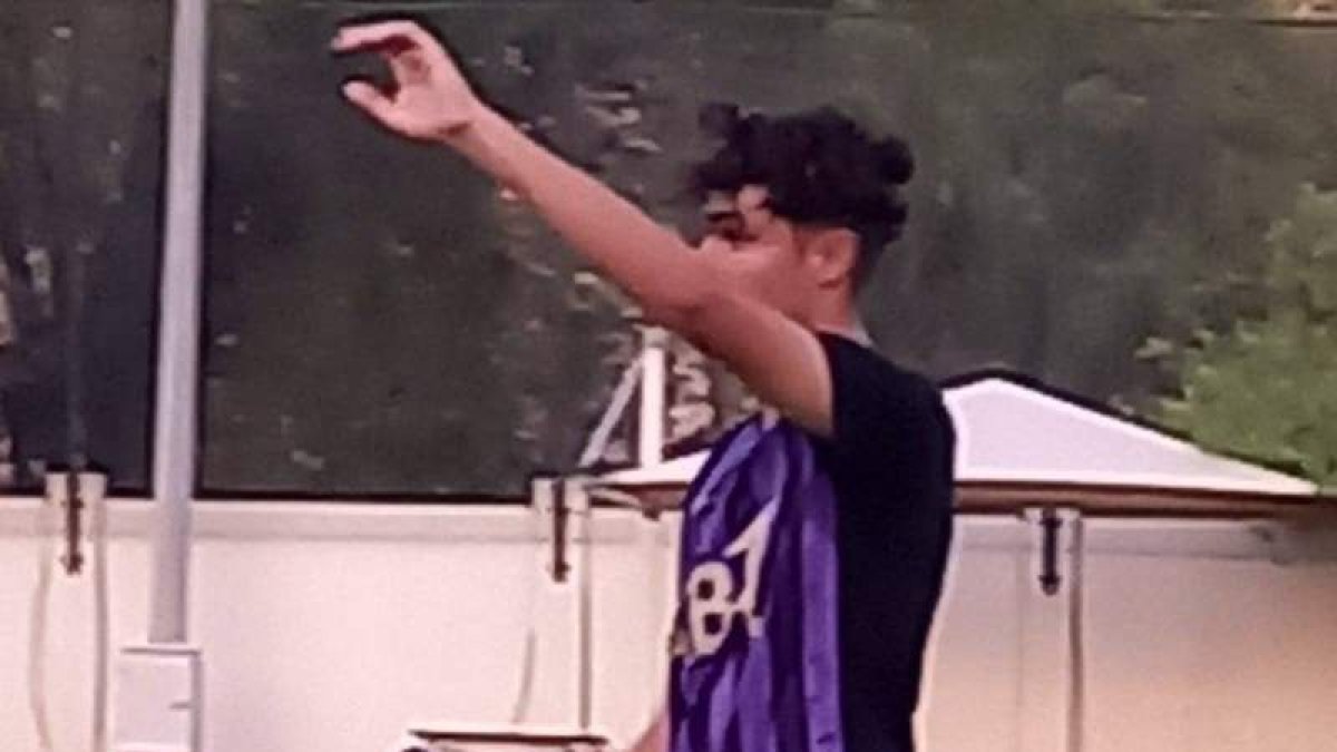 Adrián toma el mando durante un partido. DL