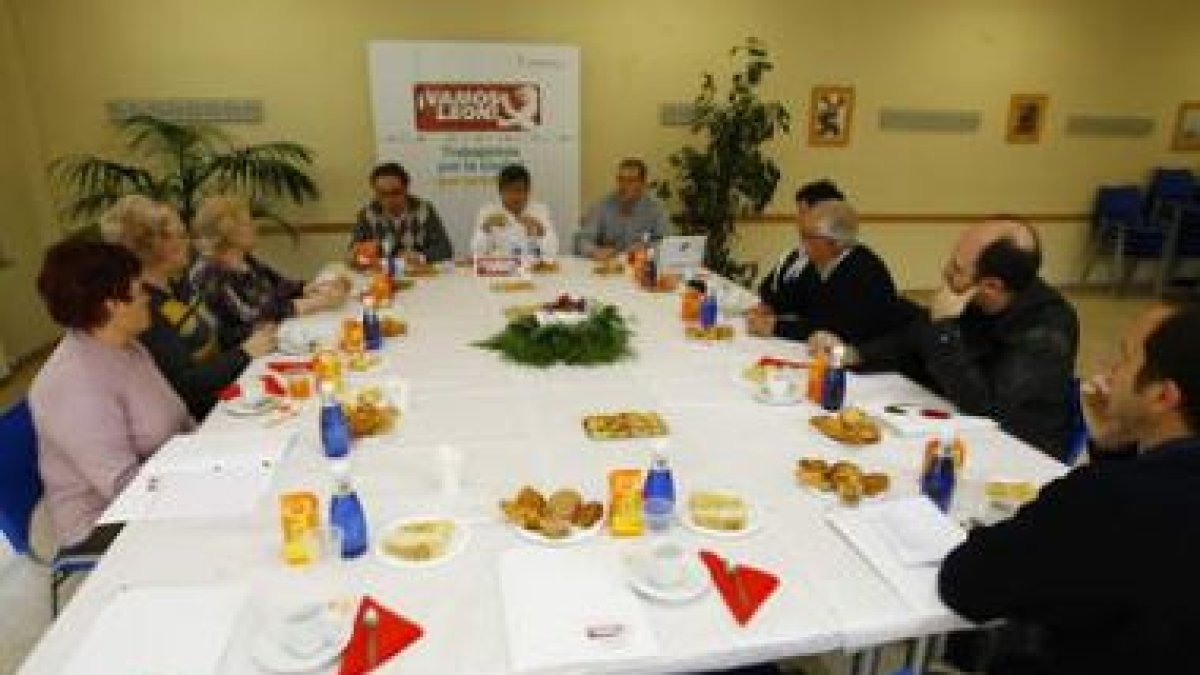 Los vecinos de Puente Castro con los tres representantes del Ayuntamiento de León.