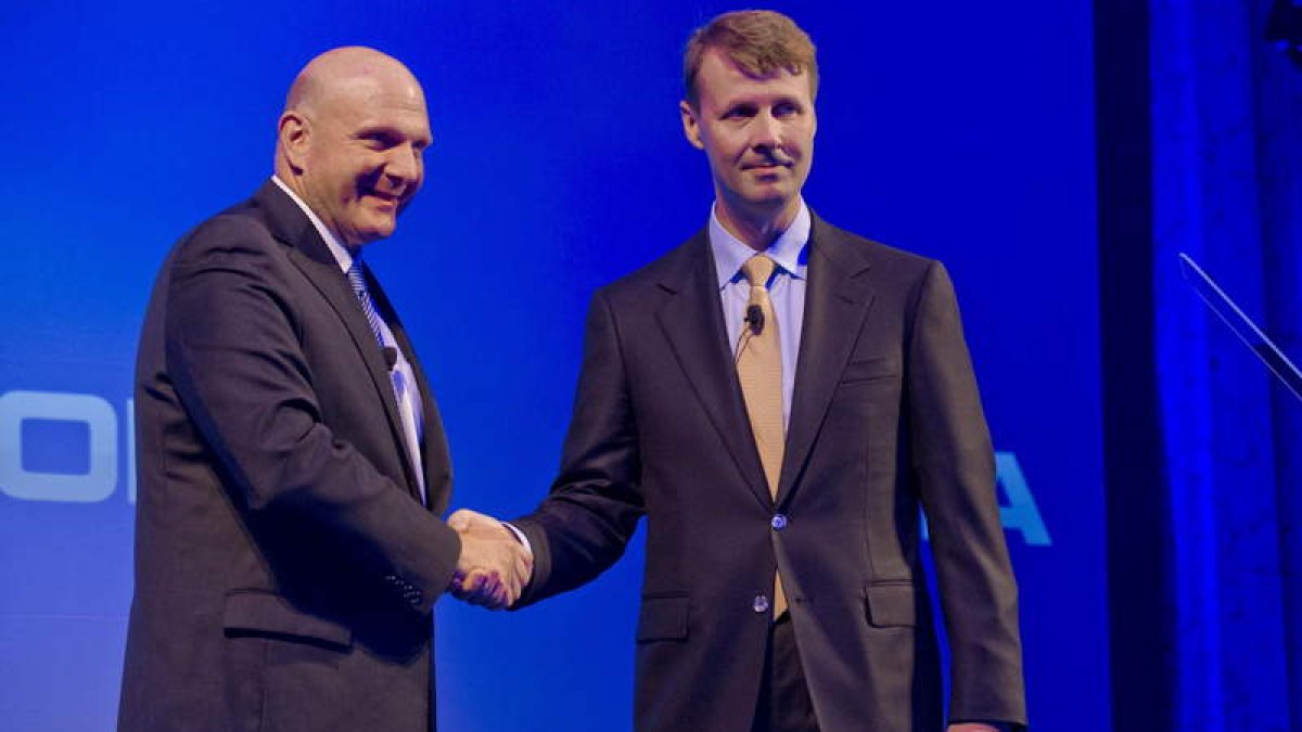 Steve Ballmer y Risto Siilasmaa, durante la ceremonia de compra.