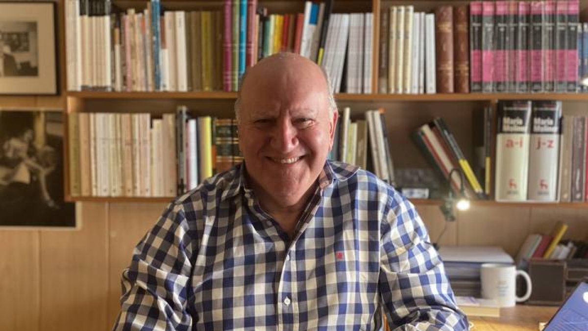 El psicoanalista, columnista y ensayista Fernando Martín Aduriz presenta mañana en Botines su libro ‘¿Por qué se escribe Cincuenta escritores?’. DL