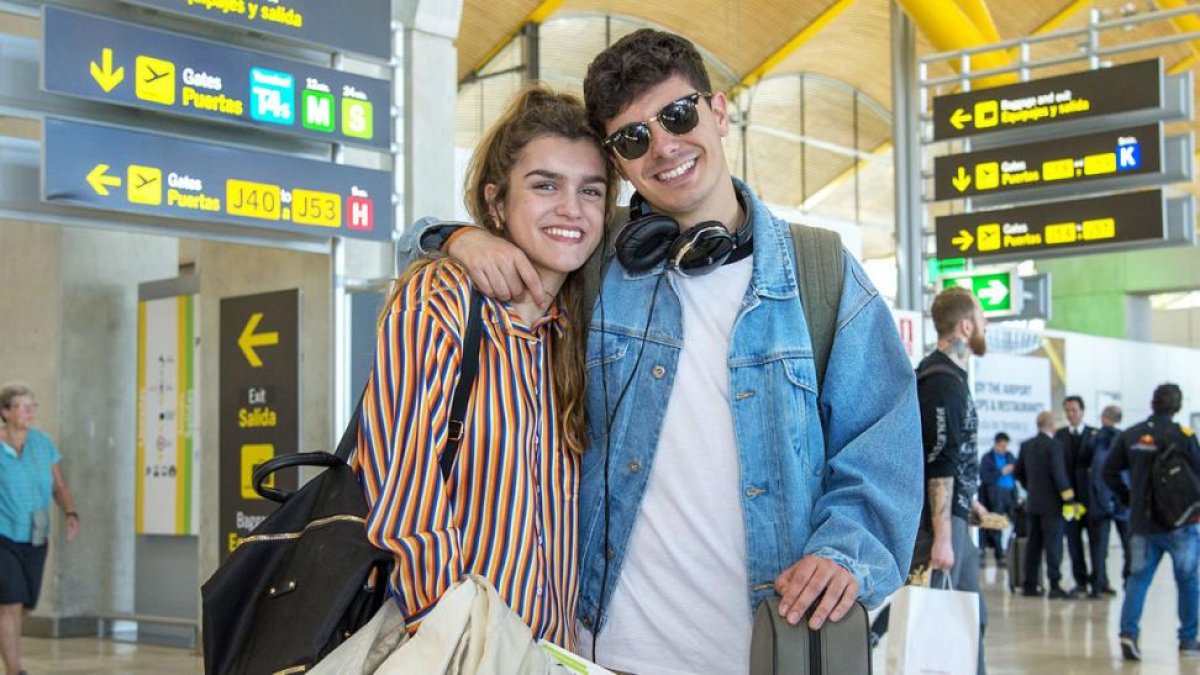 Amaia y Alfred en el aeropuerto, listos para partir hacia Lisboa.