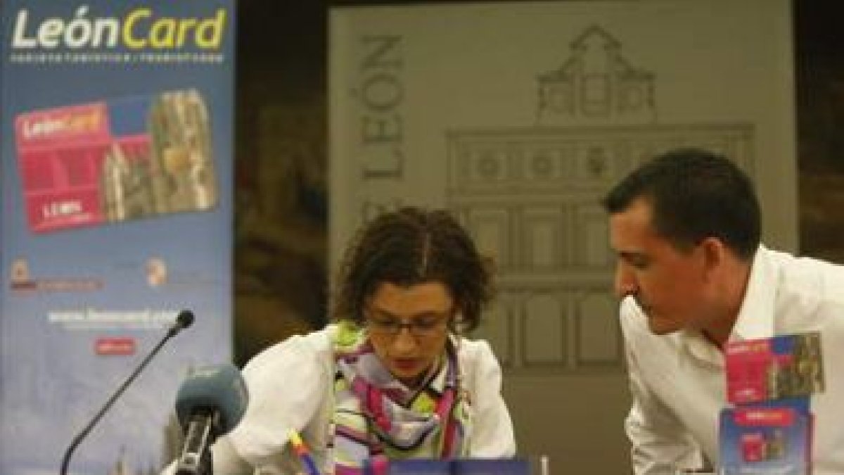 Susana Travesí, junto al responsable de la empresa que desarrolla la tarjeta.