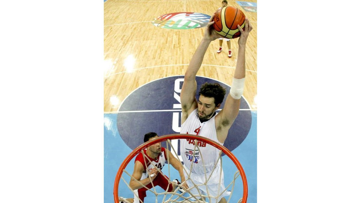 El pívot español Pau Gasol realiza un mate durante el partido que España ganó a Polonia.