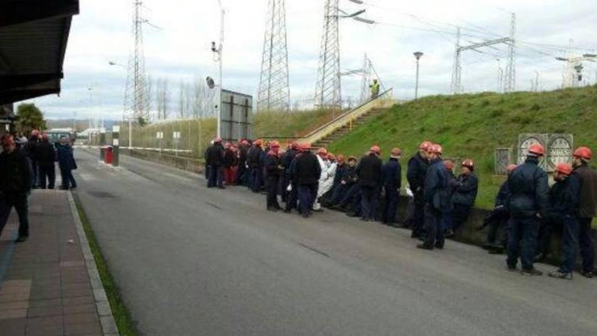 Operarios de Maessa, concentrados ayer en la térmica.