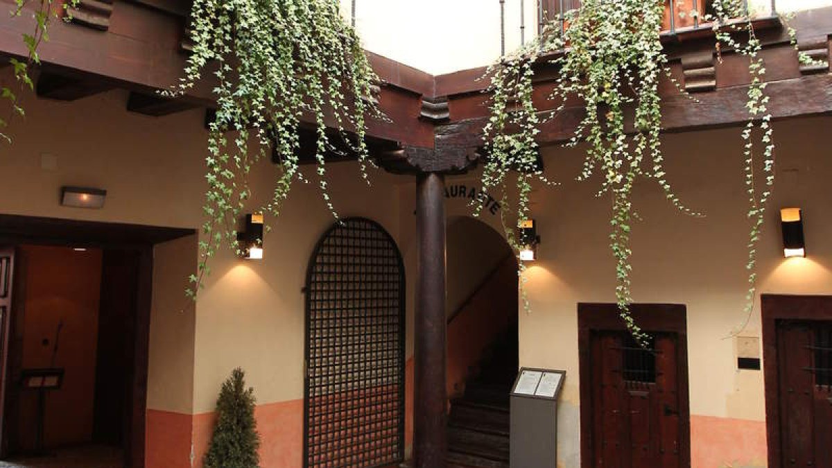 En el patio hay restos de la casa judía original.