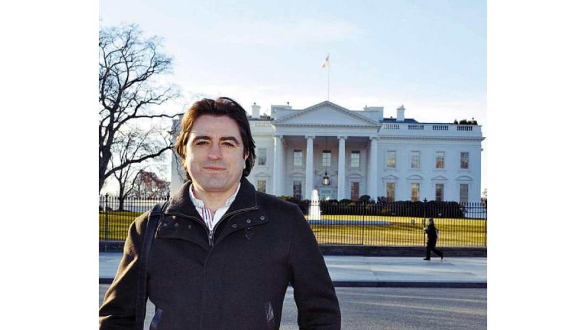 Víctor de Paz Calvo, de Santa María del Páramo, delante de la Casa Blanca en Washington.