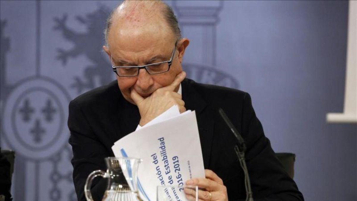 El ministro de Hacienda, Cristóbal Montoro, en rueda de prensa posterior al Consejo de Ministros.