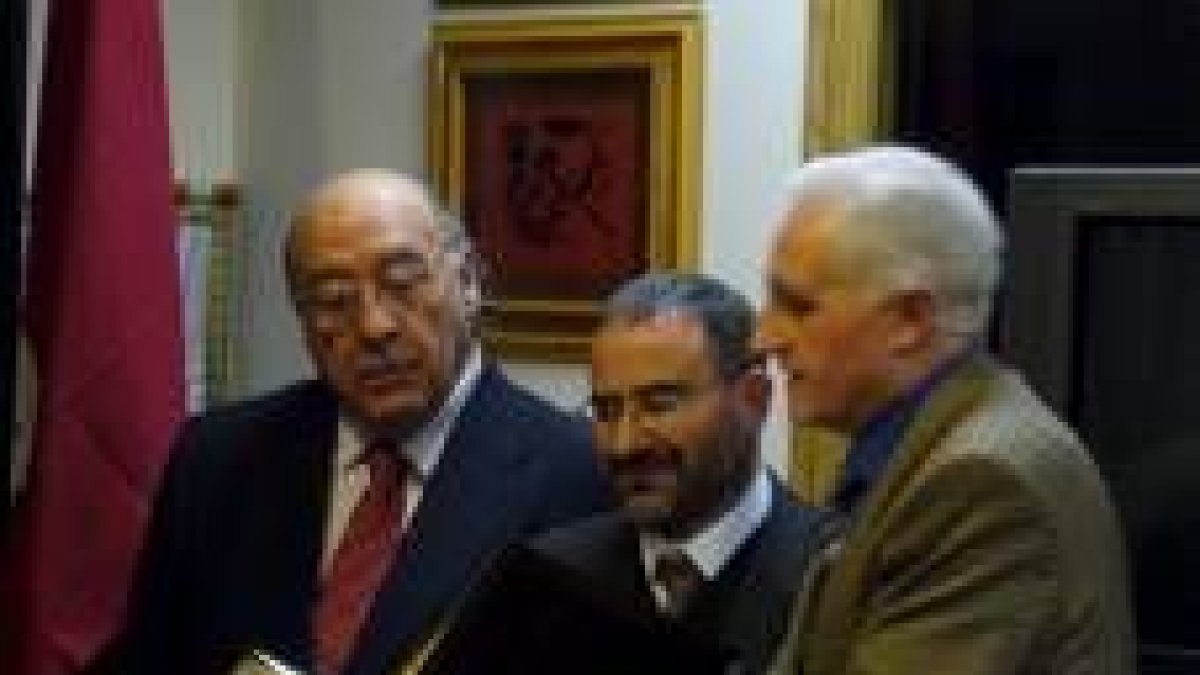 El presidente de la casa de León en La Coruña con Barreiro y Rivero