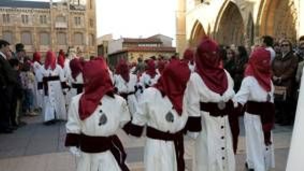 Público y cofrades se funden durante el recorrido de la Sagrada Cena