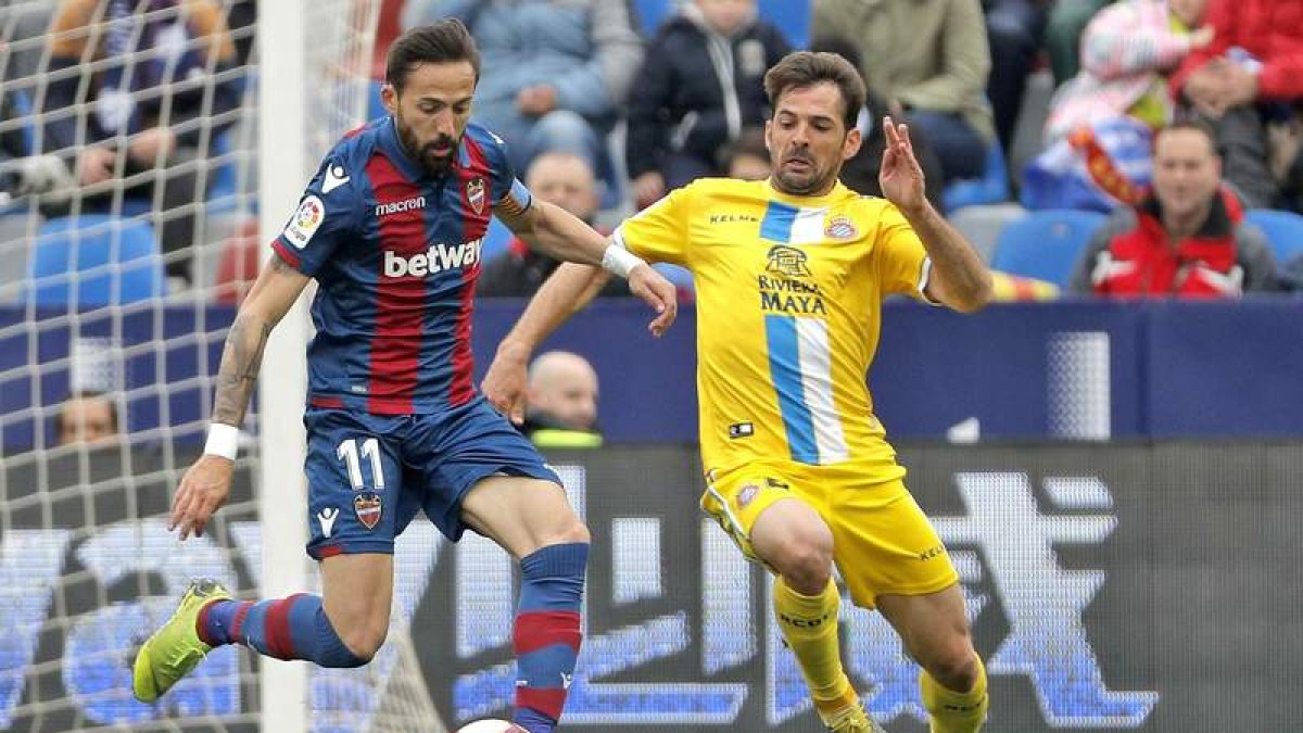José Luis Morales disputa un balón con el jugador del Espanyol Víctor Sánchez. MANUEL BRUQUE