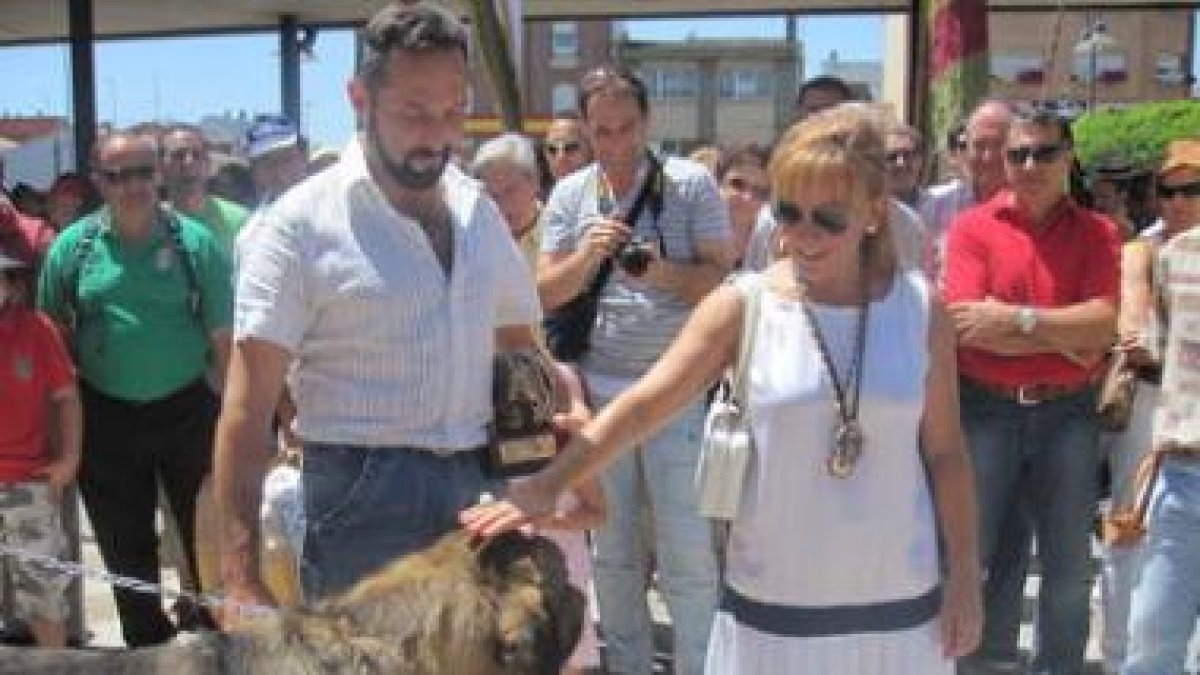 Isabel Carrasco acaricia un mastín leonés durante la celebración del Día de la Provincia en La Virge
