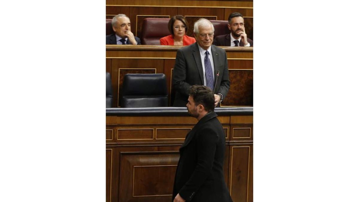 Rufián pasa ante Borrell al abandonar el hemiciclo. JAVIER LIZÓN