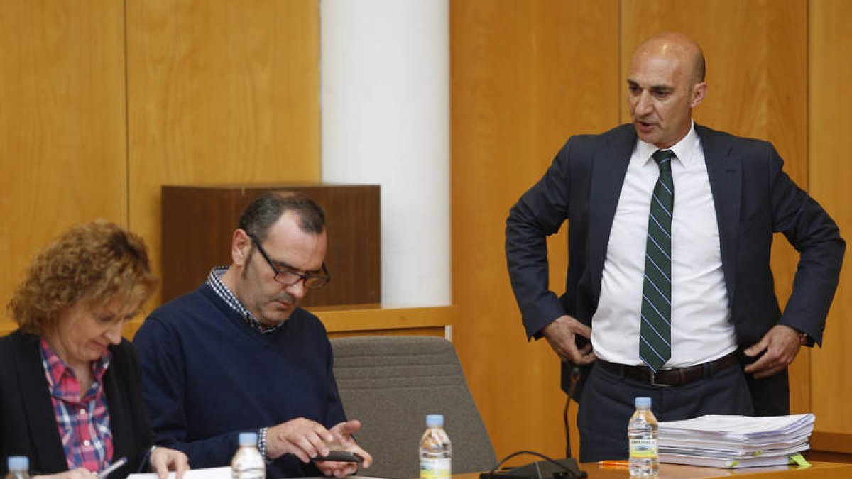 El portavoz de Ciudadanos, Juan Carlos Fernández (de pie), junto a los otros dos ediles del grupo. JESÚS