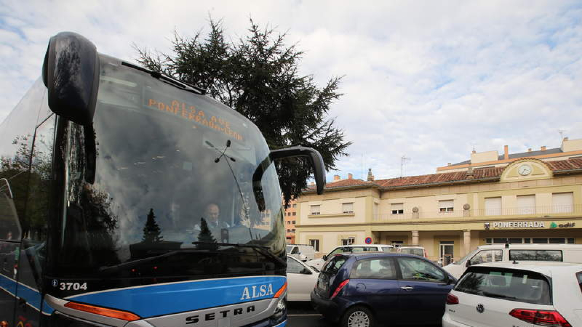 Uno de los autobuses lanzadera que unen con el AVE. L. DE LA MATA
