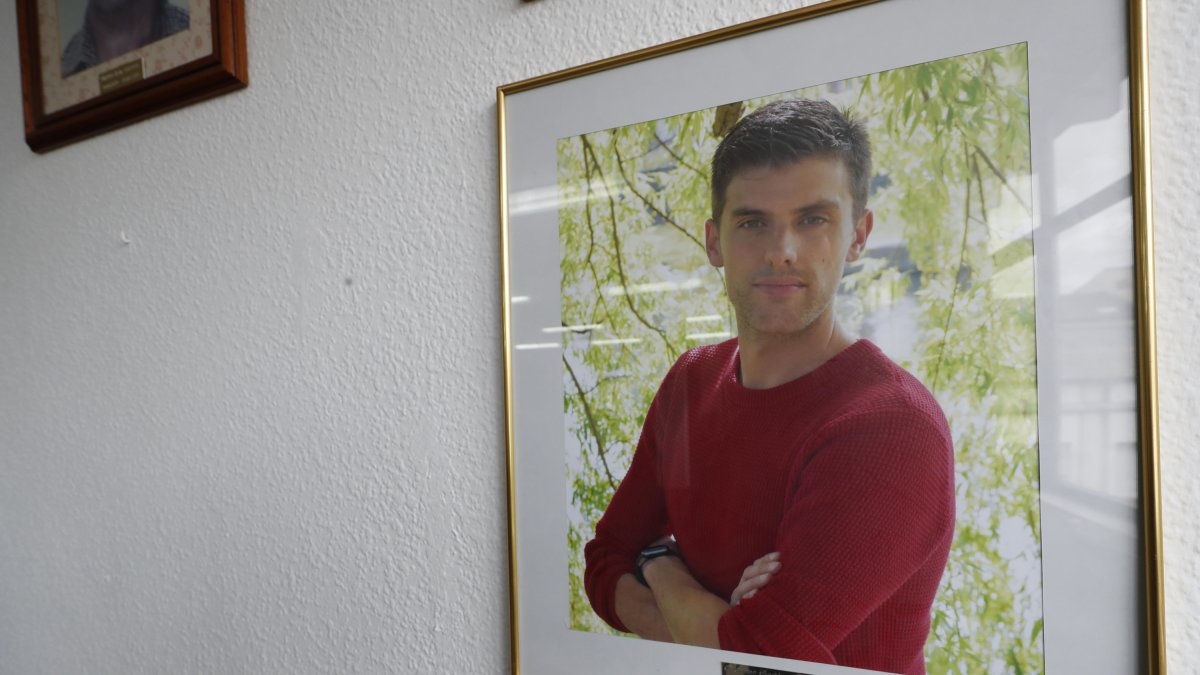 Cuadro con la imagen de Junior Rodríguez que ya se ha podido ver esta mañana en el salón de plenos del Ayuntamiento de Cacabelos. L DE LA MATA