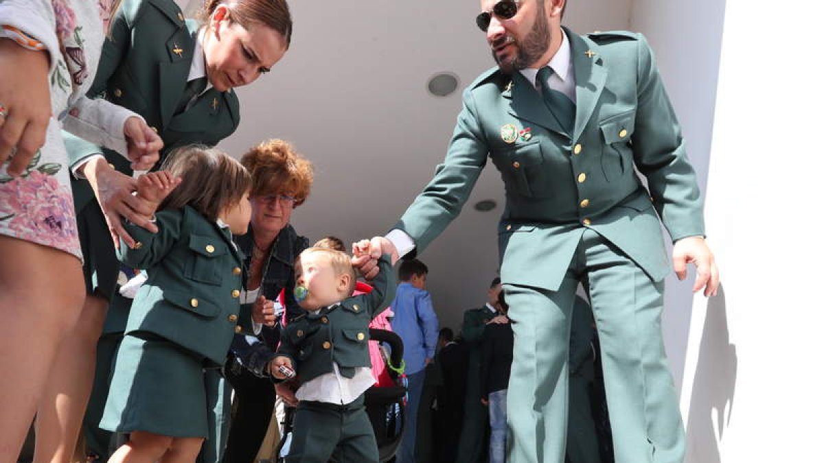 Una familia de guardias civiles con sus hijos vestidos igual en la celebración de ayer. ANA F. BARREDO