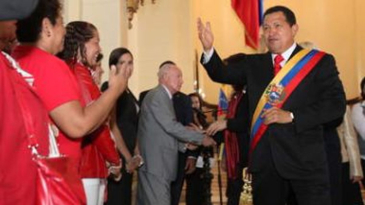 El presidente venezolano, Hugo Chávez, saluda a un grupo de seguidoras en un acto.
