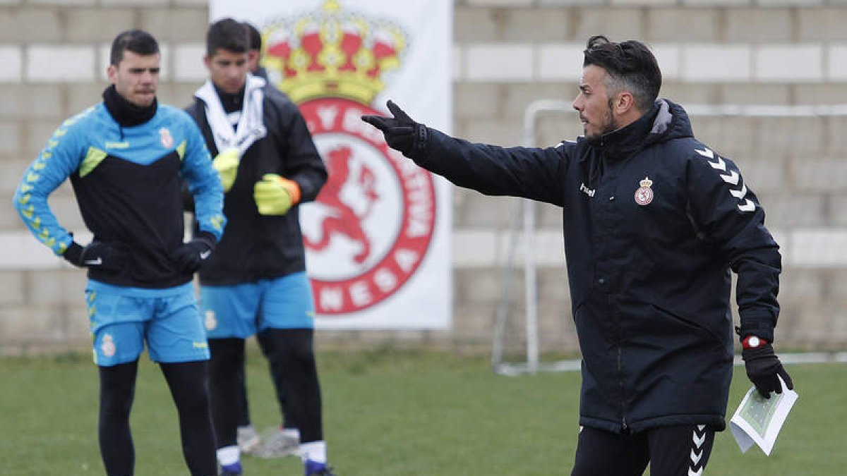 Rubén de la Barrera dirigiendo un entrenamiento del equipo culturalista en el Área Deportiva. JESÚS