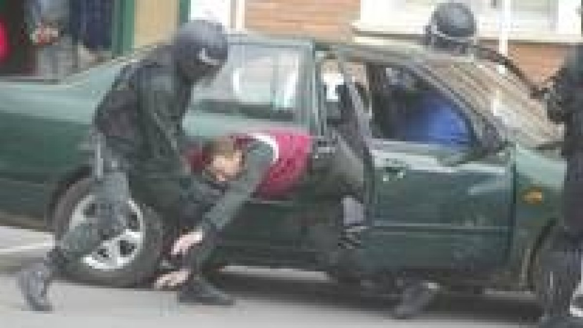 Agentes de la Guardia Civil detuvieron a dos supuestos terroristas que huían en un coche en marcha