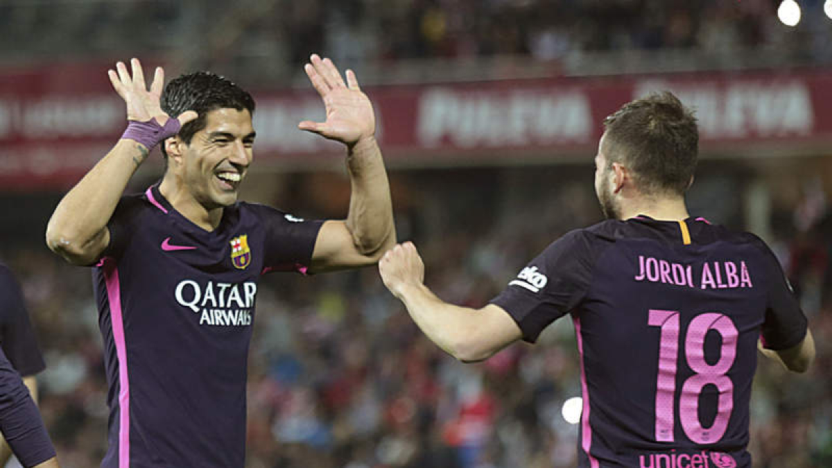 Luis Suárez y Jordi Alba celebran la victoria frente al Granada. PEPE TORRES