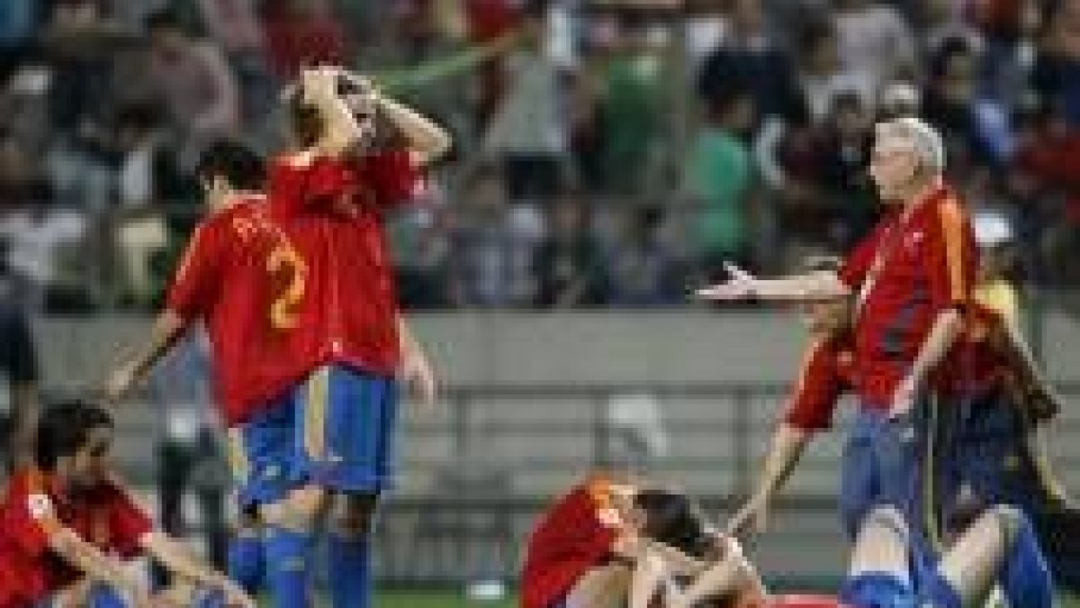 El seleccionador Juan Santiesteban consuela a sus jugadores tras caer en la tanda de penaltis